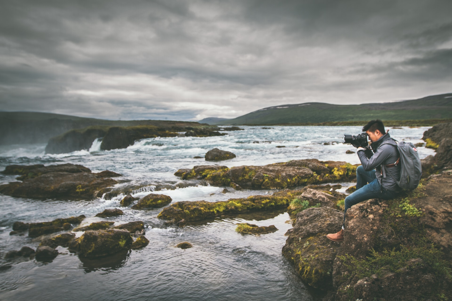 photographe au bord de l'eau