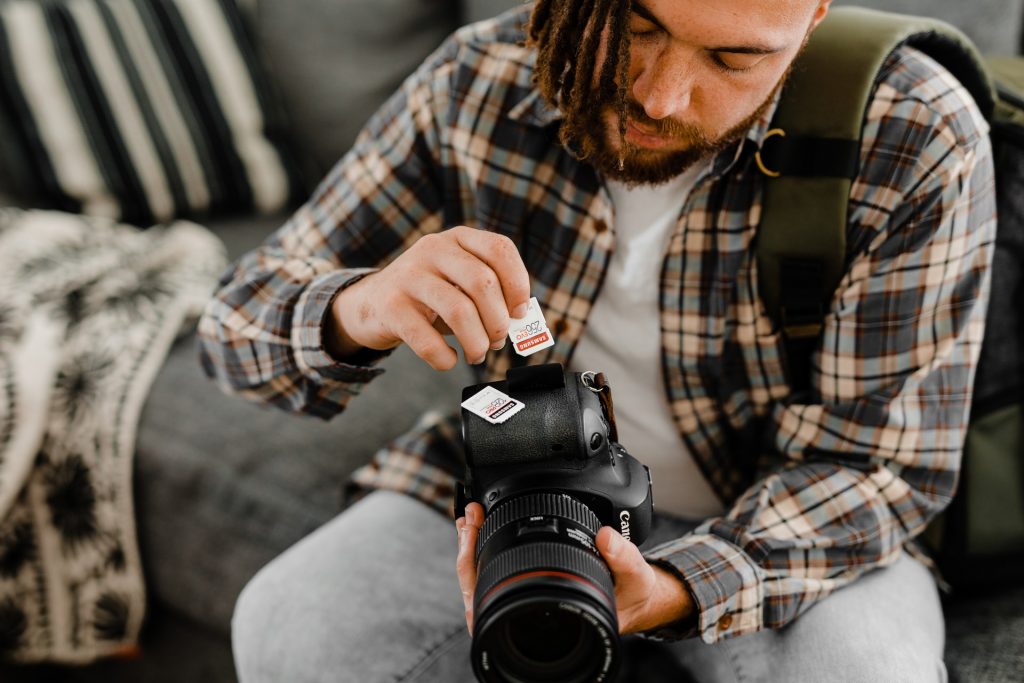 homme avec un appareil photo